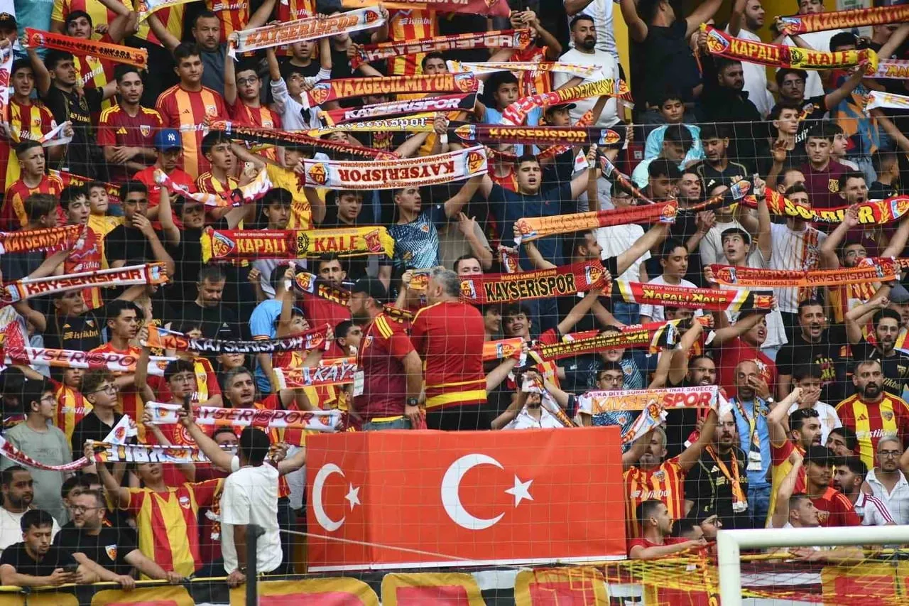 KAYSERİSPOR İLE SİVASSPOR ARASINDA OYNANAN MÜSABAKAYI 8 BİN 200 KİŞİ İZLEDİ.