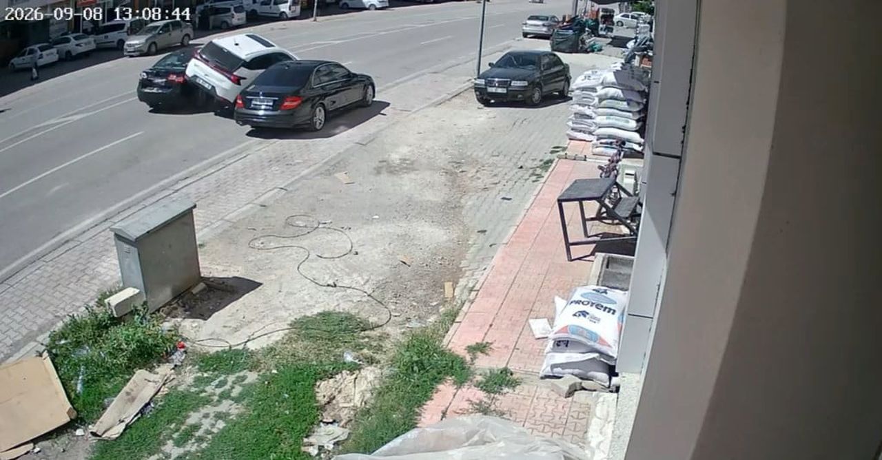ELAZIĞ’IN KARAKOÇAN İLÇESİNDE BİR GÜN ARAYLA AYNI KAVŞAKTA MEYDANA GELEN 2 TRAFİK KAZASI...