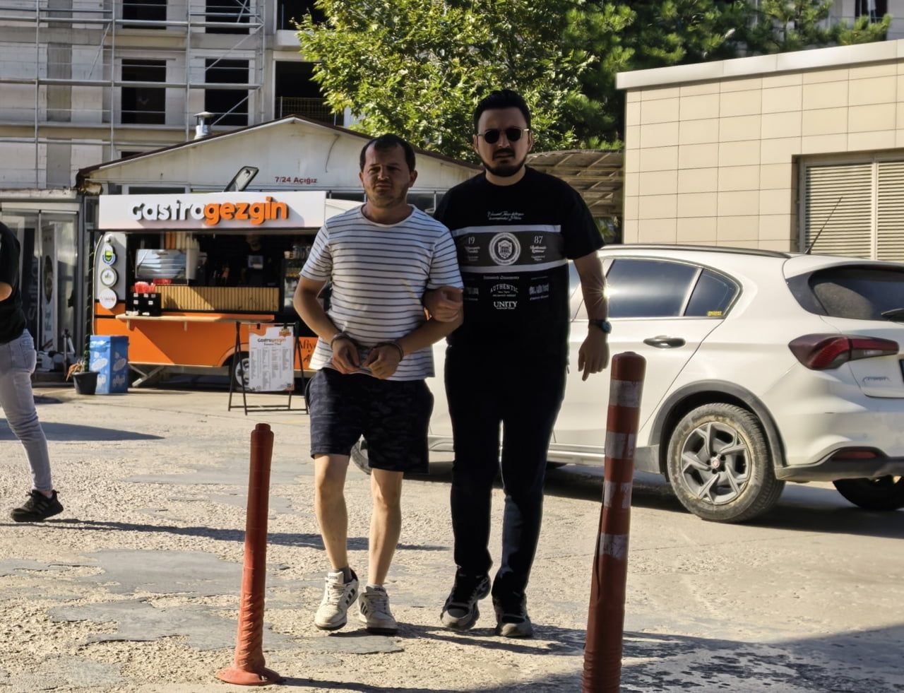 BURSA’NIN İNEGÖL İLÇESİNDE POLİS EKİPLERİNİN TAKİBE ALDIĞI ŞÜPHELİ, ARACIYLA KAÇMAYA ÇALIŞIRKEN...