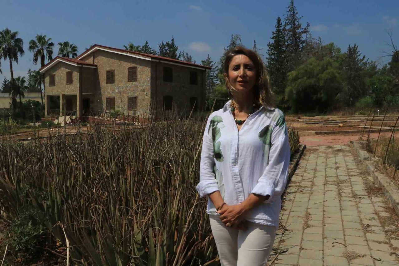 PROF. DR. SERPİL DEMİRCİ KAYIRAN, BAHÇENİN 200 DÖNÜMDEN OLUŞTUĞUNU SÖYLEYEREK, “YAKLAŞIK ON...