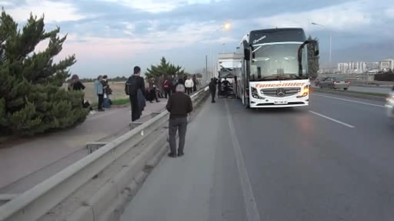 Malatya'da yolcu otobüsü ile kamyon çarpıştı, viyadükte trafik kilitlendi