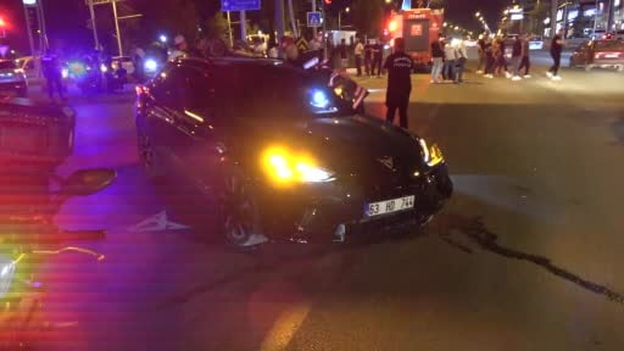 Otomobille çarpışan araç ters döndü: 2 yaralı