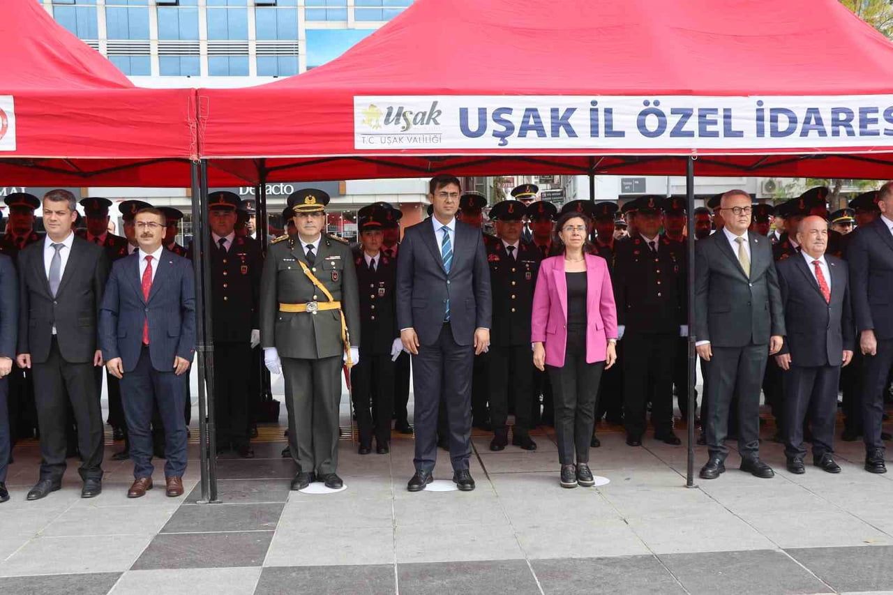 UŞAK’TA 29 EKİM CUMHURİYET BAYRAMI, DÜZENLENEN ÇELENK SUNMA TÖRENİYLE KUTLANDI.