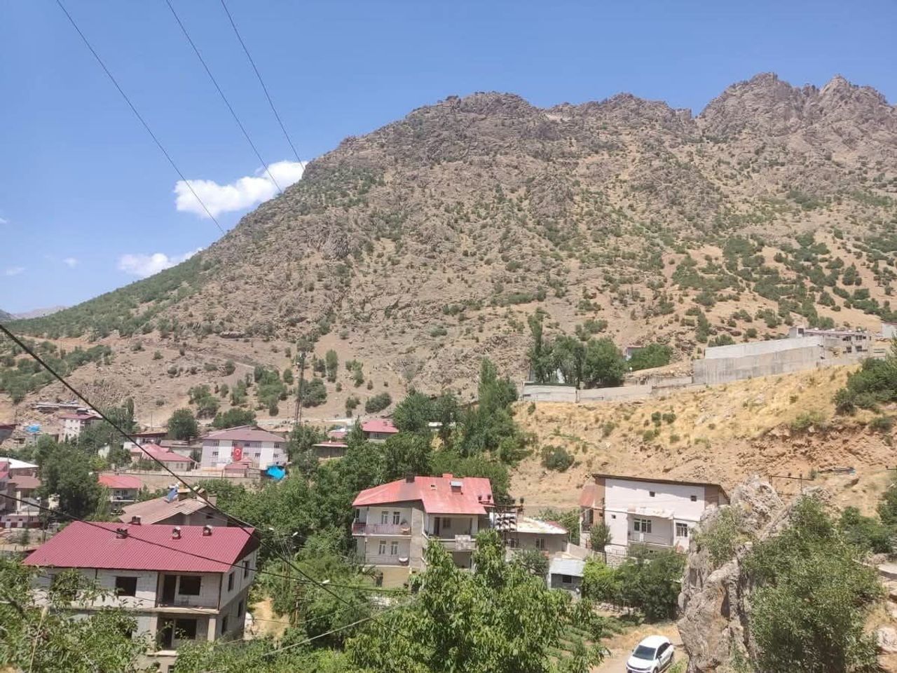 ŞIRNAK'IN BEYTÜŞŞEBAP İLÇESİNE BAĞLI BELGON YAYLASI'NDA BAYGIN HALDE MAHSUR KALAN KADIN, AFAD...