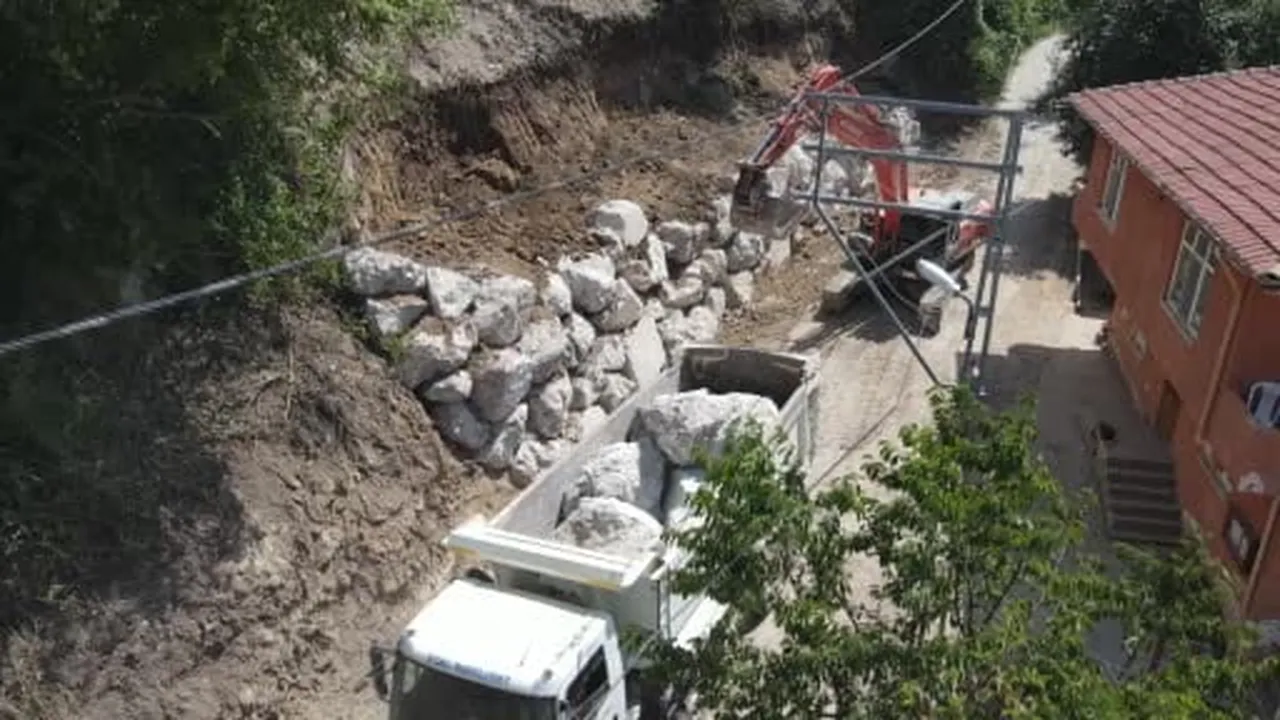 Selde zarar gören köy yolları, kilometrelerce uzaktan taşınan kaya ve taşlarla onarılıyor