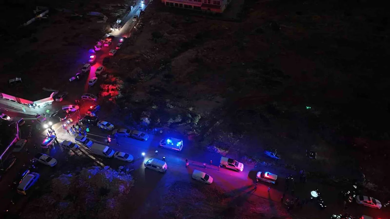 ANTALYA'DA HÜCRE HORTUMUN VURDUĞU KONTEYNERLERDE HASTANEDE ÖLDÜĞÜ BİLGİSİ VERİLEN İŞÇİLERDEN...