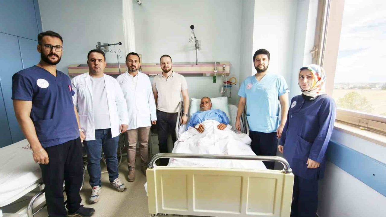 MESANESİNDEN 42 PARÇA TAŞ ÇIKARILAN HASTA SAĞLIĞINA KAVUŞTU