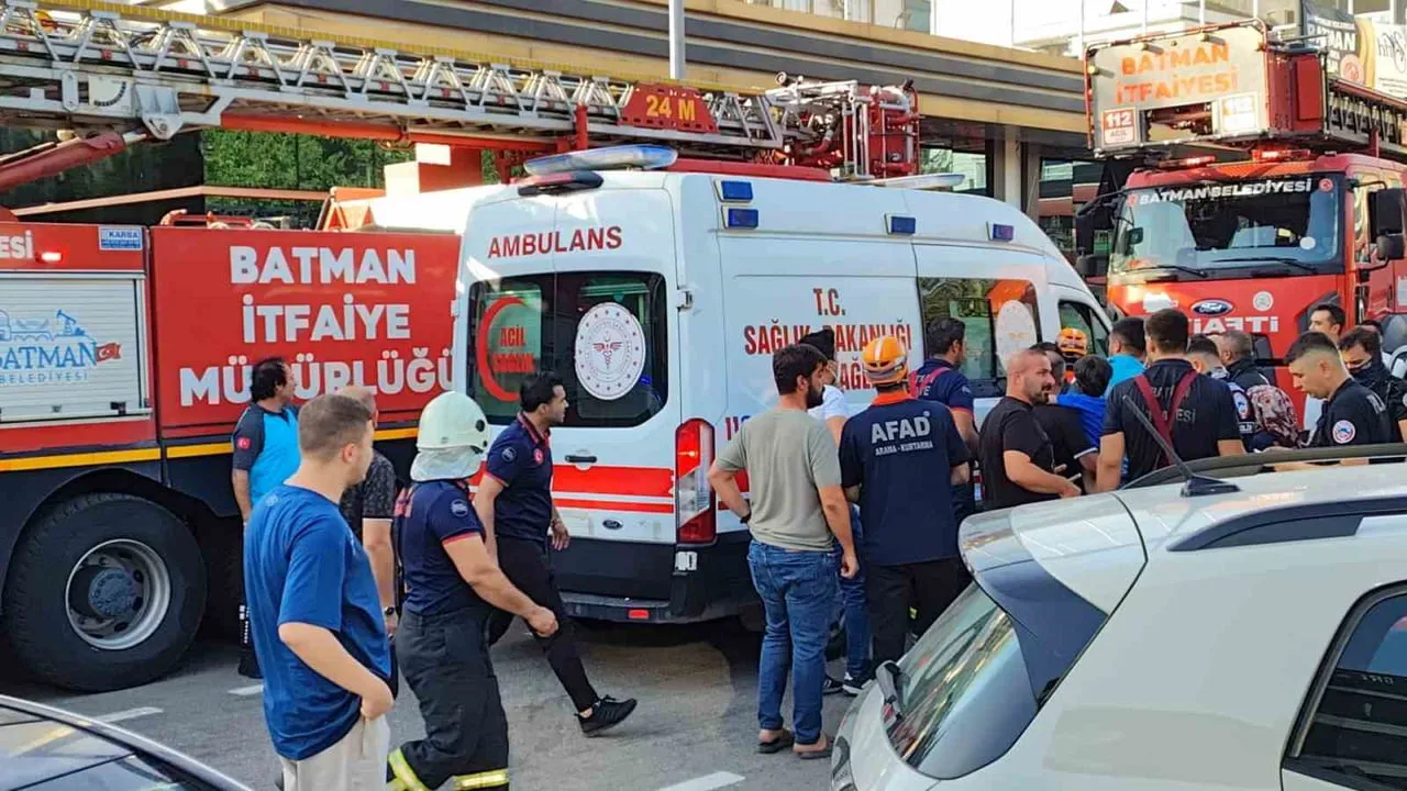 BATMAN’DA BİR SPOR SALONUNUN SAUNA BÖLÜMÜNDE ÇIKAN YANGINDA, HAZİNE VE MALİYE BAKANI MEHMET...
