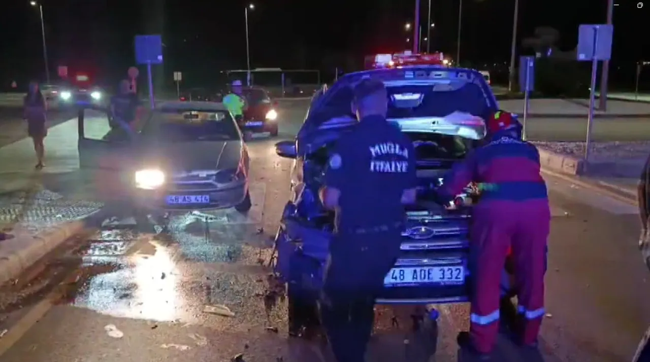 MUĞLA MERKEZ MENTEŞE İLÇESİNDE İKİ OTOMOBİLİN ÇARPIŞMASI SONUCU MEYDANA GELEN TRAFİK KAZASINDA 1...