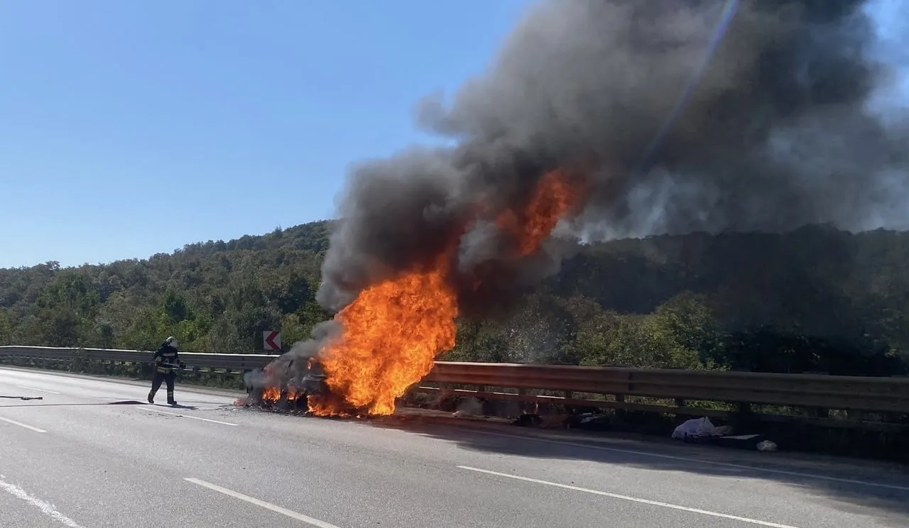 SAMSUN’DA SEYİR HALİNDEYKEN YANMAYA BAŞLAYAN OTOMOBİL TAMAMEN YANARAK DEMİR YIĞININA...