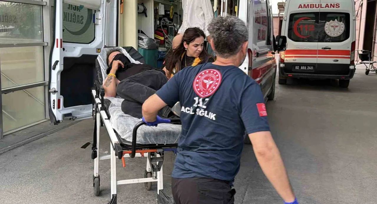ADIYAMAN’DA ERKEK ARKADAŞI TARAFINDAN ŞİDDETE MARUZ KALAN KADINI KURTARMAK İSTERKEN BIÇAKLANARAK...