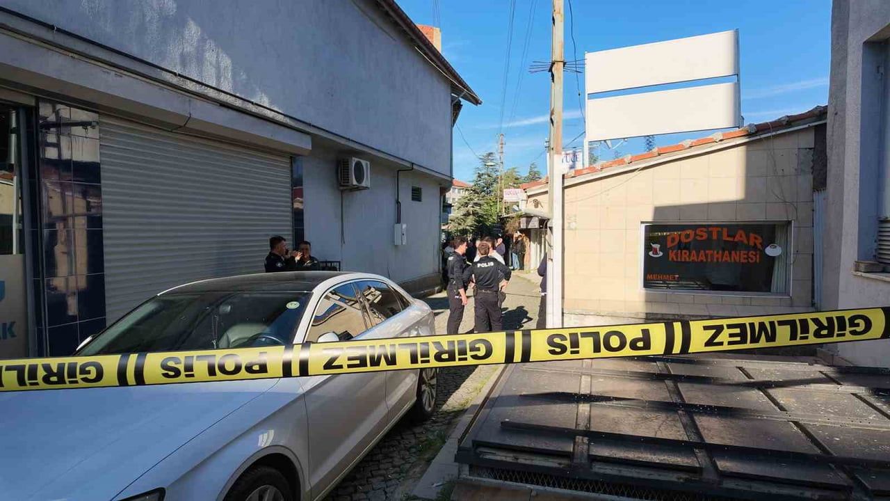 KONYA’NIN AKŞEHİR İLÇESİNDE BİR KIRAATHANEYE AV TÜFEĞİYLE GELEREK RASTGELE ATEŞ AÇAN, 1 KİŞİNİN...