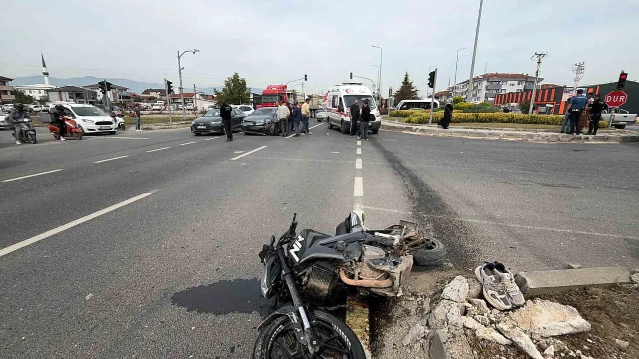 DÜZCE’DE MOTOSİKLET İLE OTOMOBİLİN ÇARPIŞMASI SONUCU MEYDANA GELEN TRAFİK KAZASINDA 2’Sİ AĞIR 3...