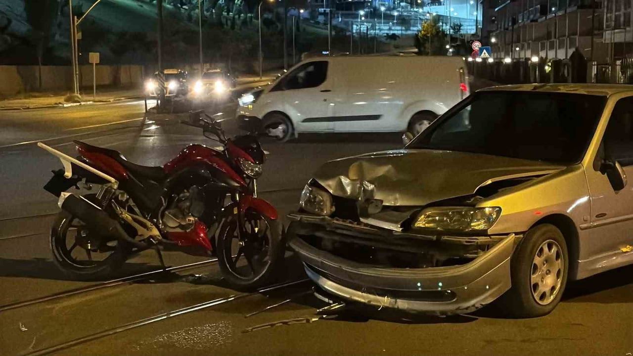 ESKİŞEHİR'İN ODUNPAZARI İLÇESİNDE OTOMOBİL İLE MOTOSİKLETİN KAVŞAKTA KAFA KAFAYA ÇARPIŞMASI SONUCU...