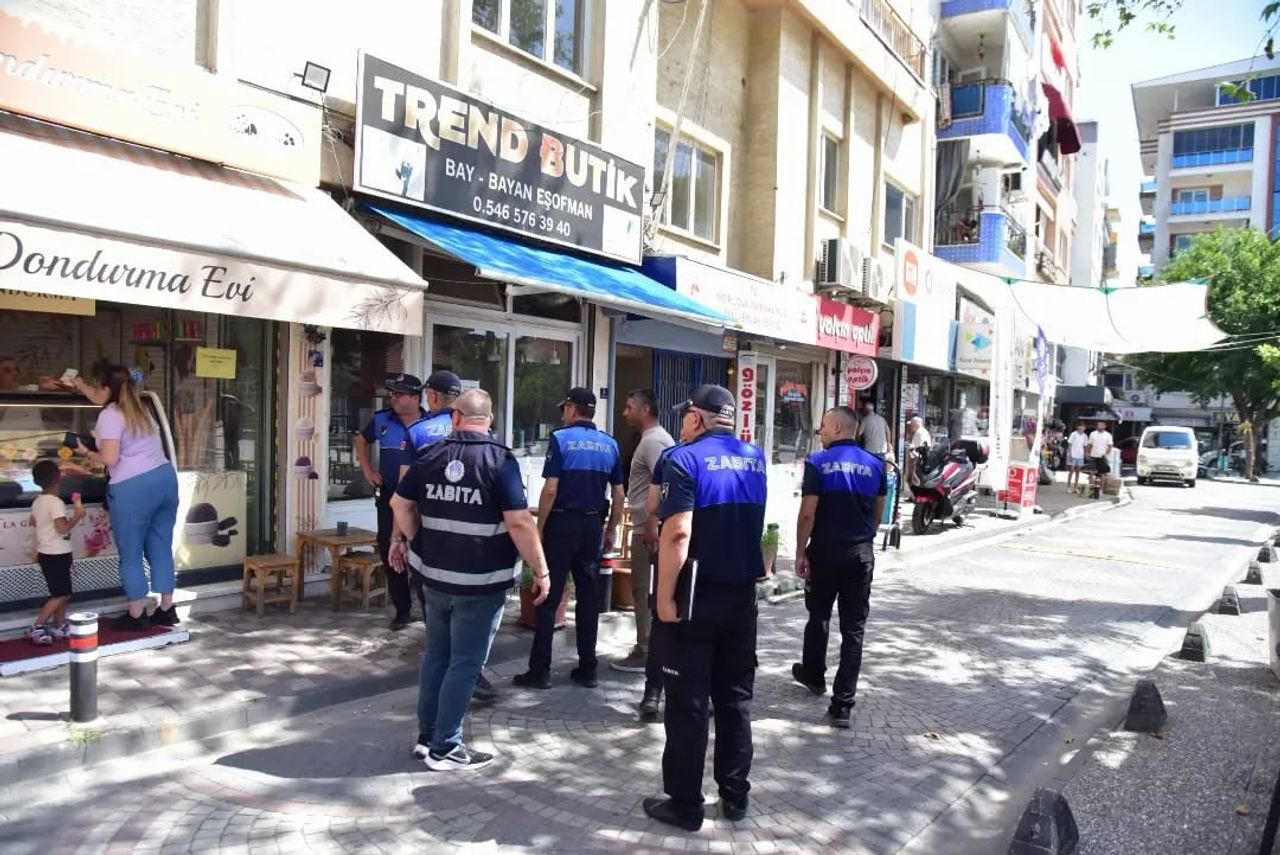 İNCİRLİOVA BELEDİYESİ ZABITA MÜDÜRLÜĞÜ EKİPLERİ, İLÇE GENELİNDE KALDIRIM İŞGALİ YAPAN İŞLETMELERİ...