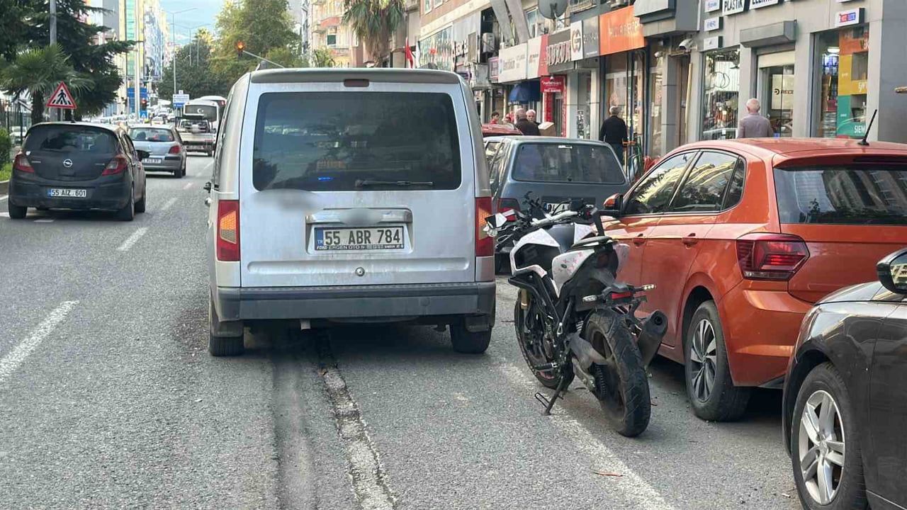 SAMSUN'DA SEYİR HALİNDEKİ MOTOSİKLETİN HAFİF TİCARİ ARACA ÇARPMASI SONUCU MEYDANA GELEN TRAFİK...