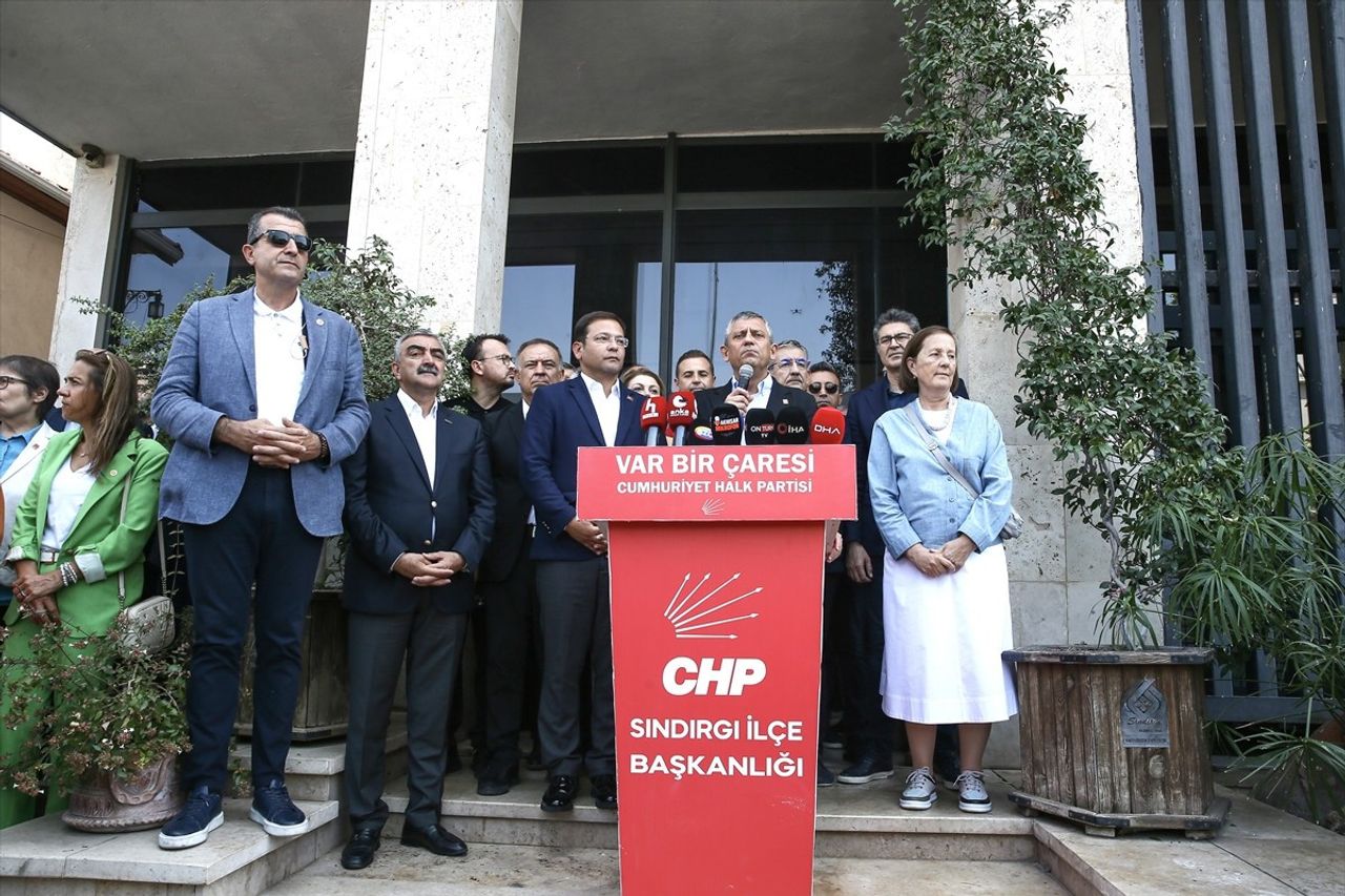 CHP Genel Başkanı Özgür Özel, Balıkesir Sındırgı'da 10 Ağustos'ta meydana gelen 6,1 büyüklüğündeki...