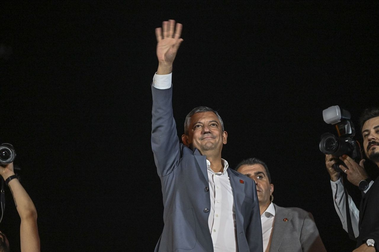 CHP Genel Başkanı Özgür Özel, İstanbul Büyükşehir Belediyesine (İBB) yönelik yolsuzluk ve terör...