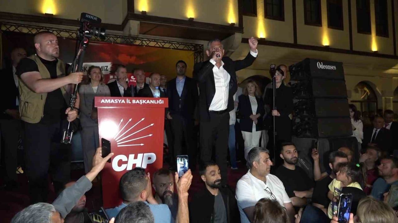CHP’Lİ ÖZGÜR ÖZEL, AMASYA’DA PARTİLİLERİYLE BULUŞTU. KALABALIĞA SESLENEN ÖZEL, "AYRILIK, GAYRILIK...