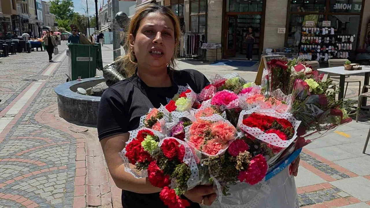 ÇİÇEK SATAN 29 YAŞINDAKİ NAZİFE OVGAÇ, "EKMEK PARASI İÇİN GELDİK. İNŞALLAH GÜZEL OLUR DİYE UMUT...
