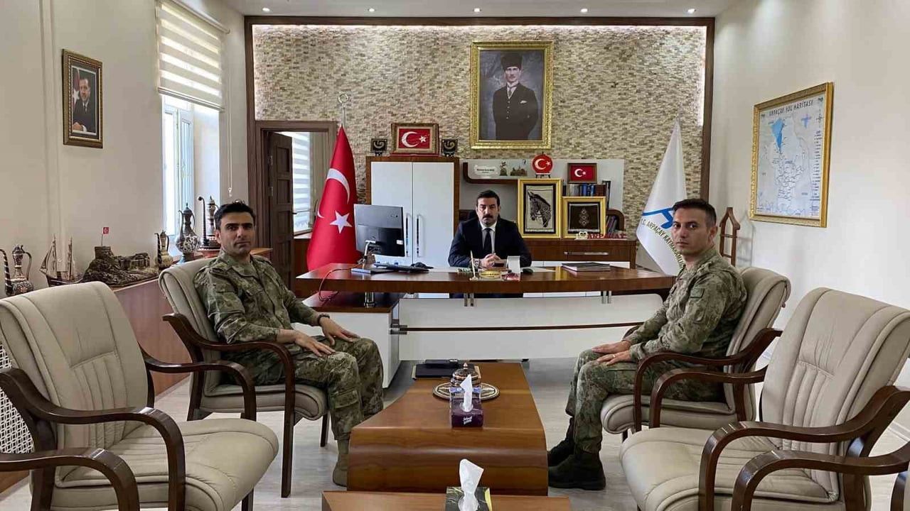 ÇILDIR 2. HUDUT TABUR KOMUTANI GÜNFER’DEN KAYMAKAM AKKÖZ’E ZİYARET(KARS-İHA)