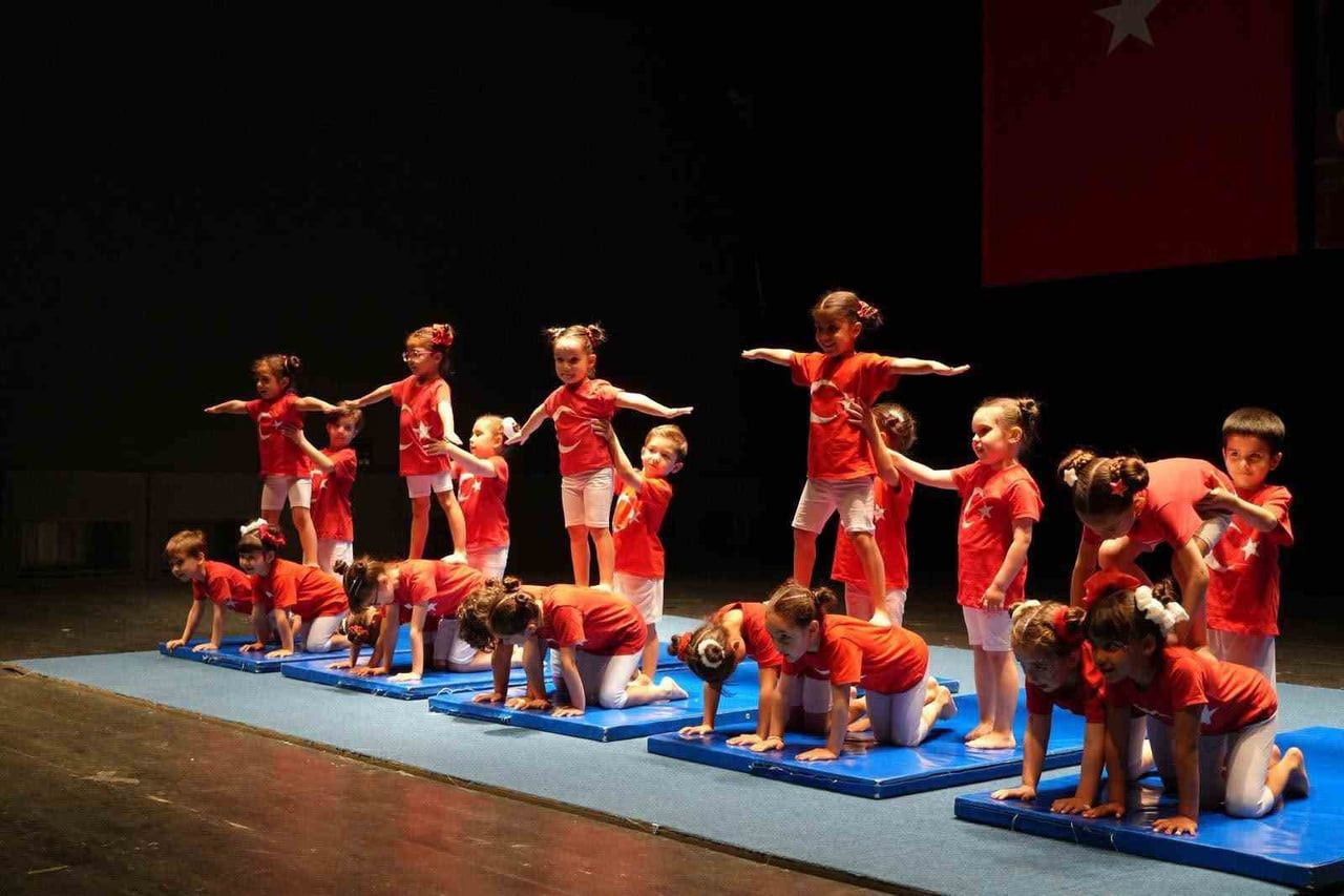CİMNASTİK KURSU ÖĞRENCİLERİ HÜNERLERİNİ SERGİLEDİ