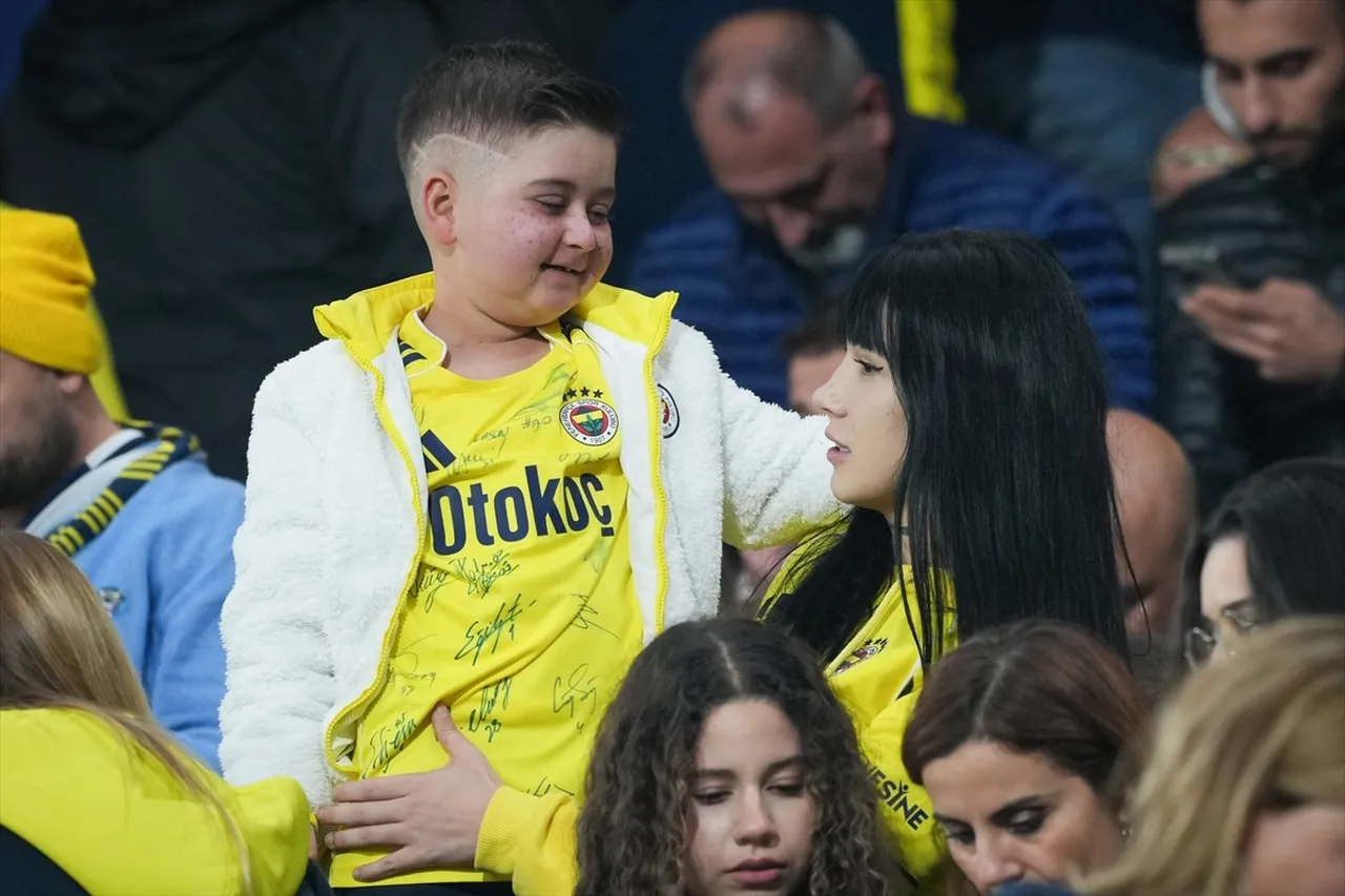 Çocukken lösemi teşhisi alan ve bir süredir kan kanseri tedavisi gören 9 yaşındaki Fenerbahçe...
