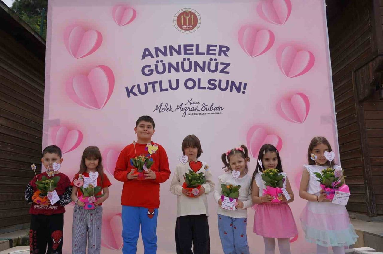 ÇOCUKLAR SANAT SOKAĞI’NI BU KEZ ANNELERİ İÇİN RENKLENDİRDİ