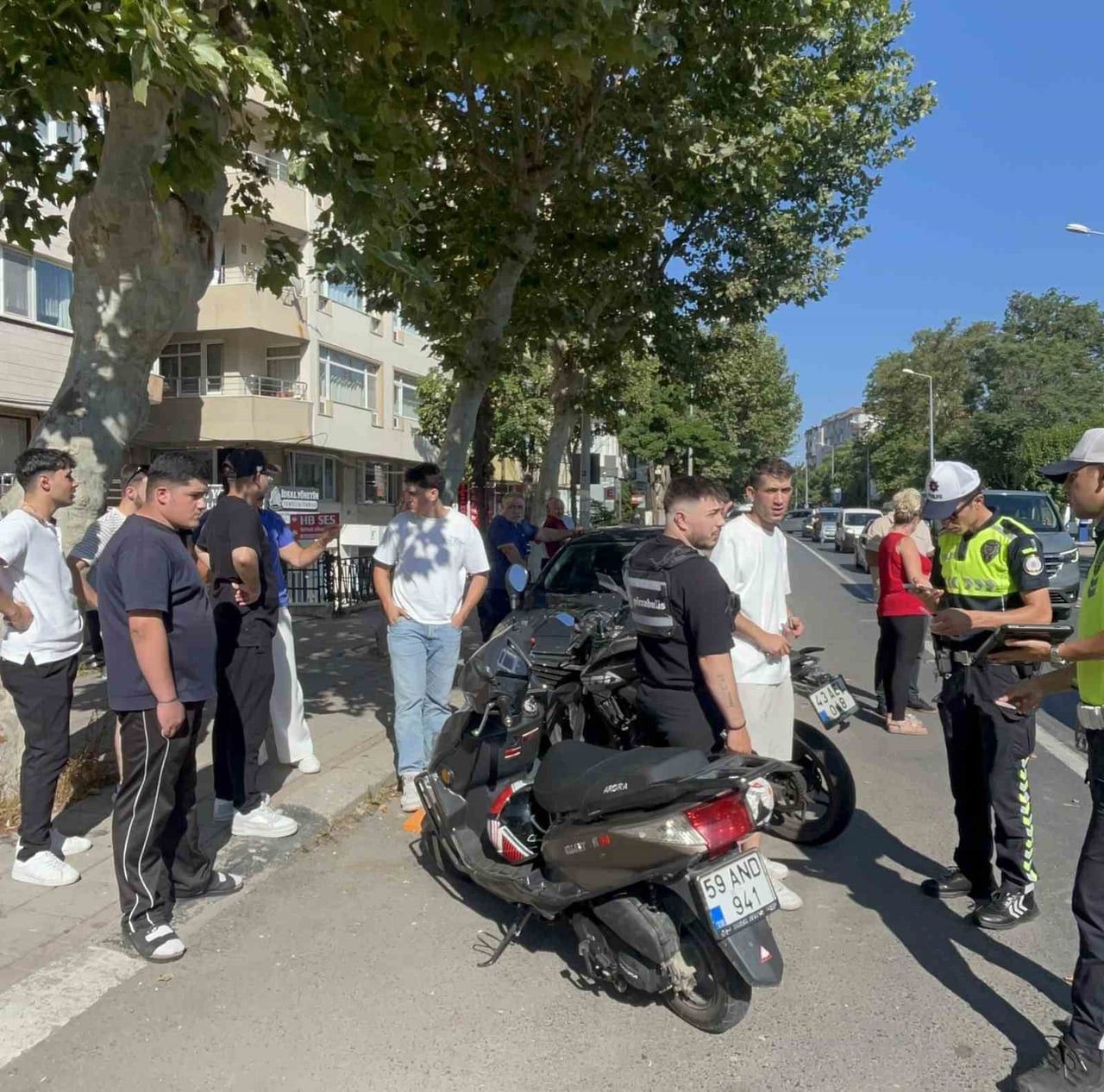 ÇORLU'DA BİR OTOMOBİL DÖNÜŞ YAPARKEN MOTOSİKLET İLE ÇARPIŞTI. KAZA SONRASI YARALANAN MOTOSİKLET...