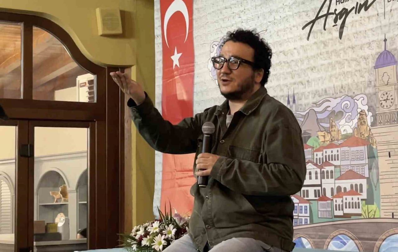 ÇORUM BELEDİYESİ GERÇEKLEŞTİRİLEN "HAN SOHBETLERİ" SÖYLEŞİSİNİN 11. PROGRAMINA KONUK OLAN PROF....