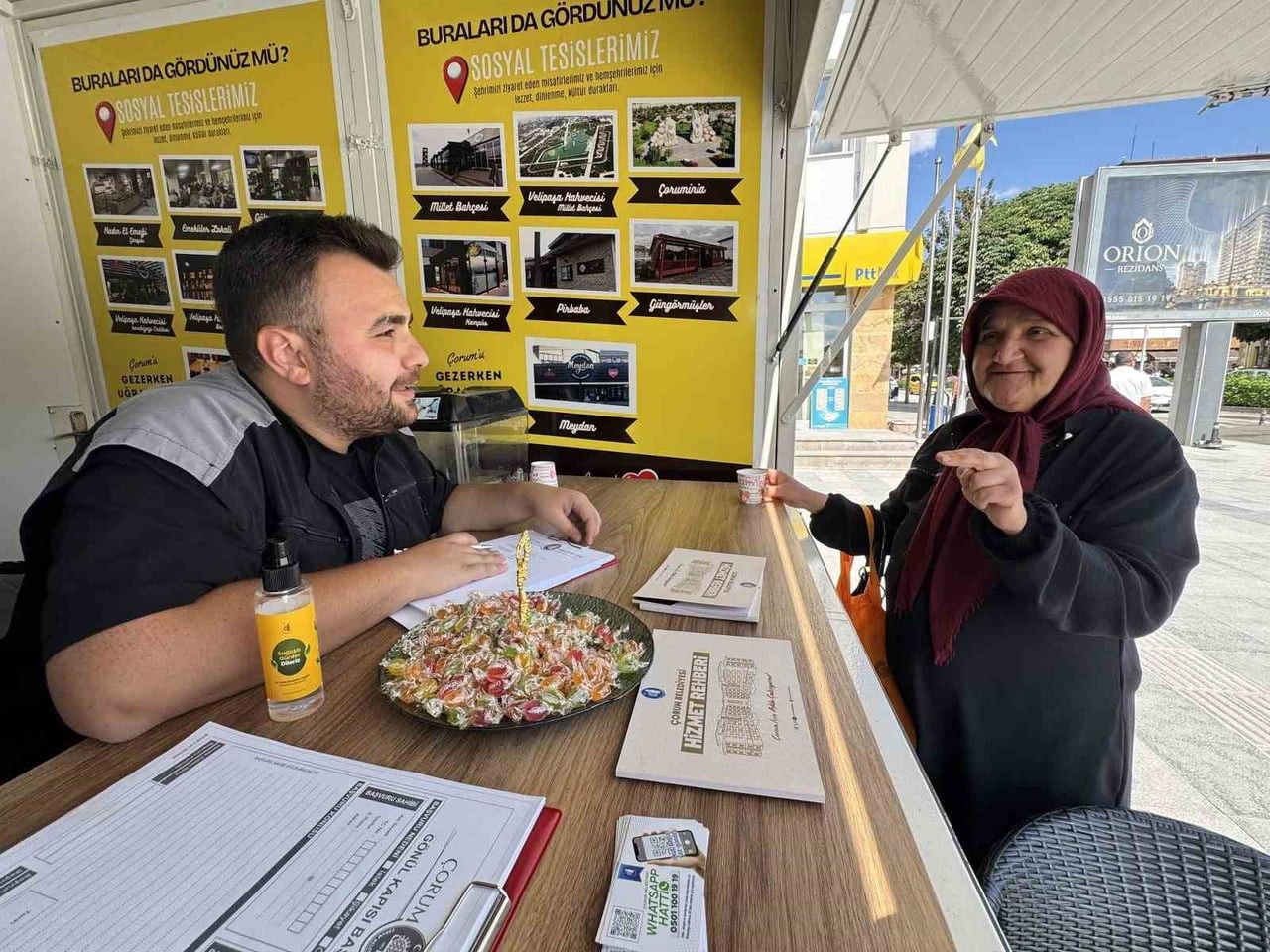 ÇORUM BELEDİYESİ VATANDAŞLARDAN YOĞUN İLGİ GÖREN ÇÖZÜM MERKEZİ NOKTASI, SAAT KULESİ ÖNÜNDE HİZMET...