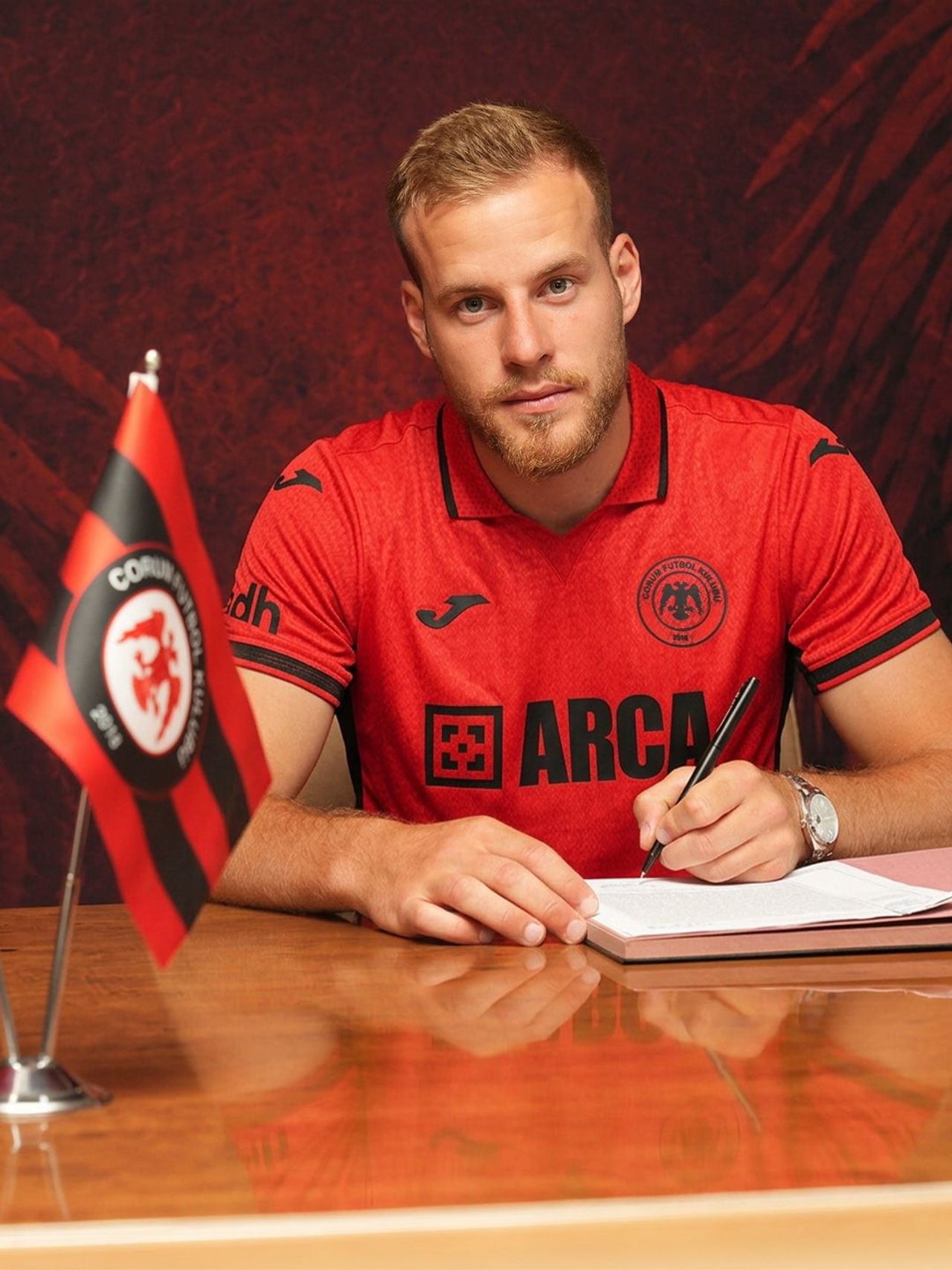 ÇORUM FK, GEÇEN YIL KOCAELİSPOR'DA KİRALIK OLARAK FORMA GİYEN HRVOJE SMOLCİC'İ RENKLERİNE...