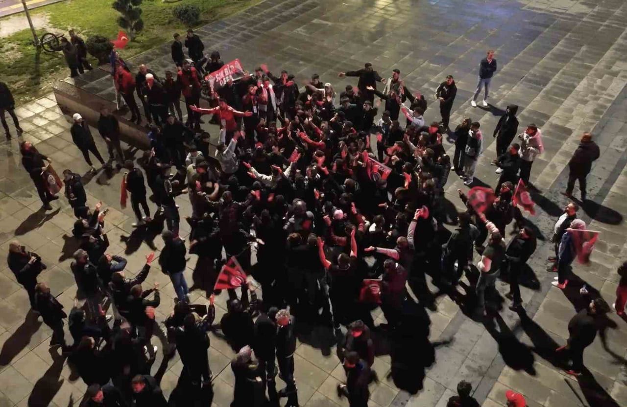 ÇORUM FK'NIN BODRUM FK'YI MAĞLUP EDEREK SÜPER LİG YOLUNDA FİNALE YÜKSELMESİNİ TARAFTAR COŞKUYLA...