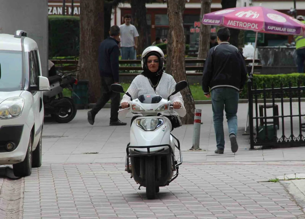 ÇORUM'DA YAŞAYAN EVLİ VE İKİ ÇOCUK ANNESİ SİBEL ÜZGÜN, 2018 YILINDA BAŞLADIĞI MOTOKURYELİK...