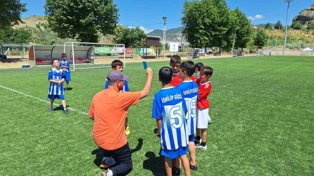 ÇORUM'UN İSKİLİP İLÇESİNDE İLKOKUL ÖĞRENCİLERİ ARASINDA DÜZENLENEN FUTBOL TURNUVASINDA TER DÖKEN...