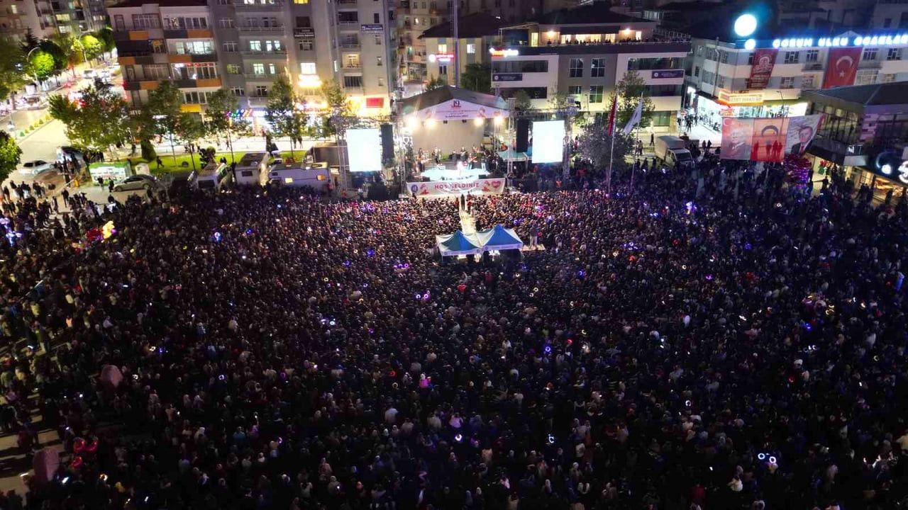 ÇORUM’DA 19 MAYIS KUTLAMALARI KAPSAMINDA DÜZENLENEN KONSERLE, BİNLERCE VATANDAŞ MÜZİK DOLU BİR...