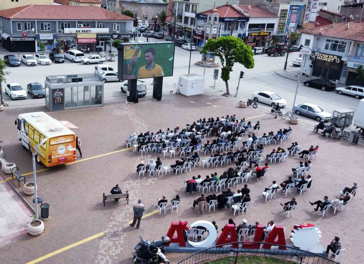 ÇORUM’UN ALACA İLÇESİNDE VATANDAŞLAR, A MİLLİ FUTBOL TAKIMI'NIN 2026 DÜNYA KUPASI'NDAKİ İLK MAÇINI...