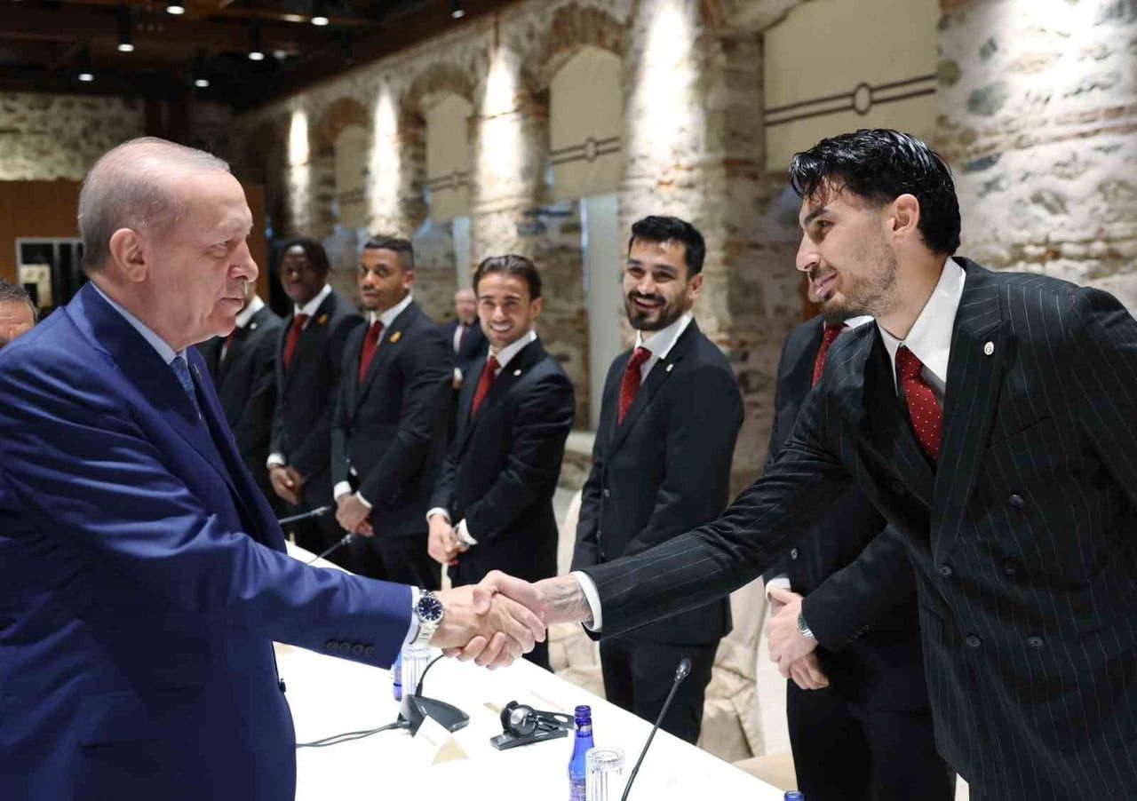 CUMHURBAŞKANI RECEP TAYYİP ERDOĞAN, GALATASARAY FUTBOL TAKIMI OYUNCULARINI VE TEKNİK HEYETİNİ...