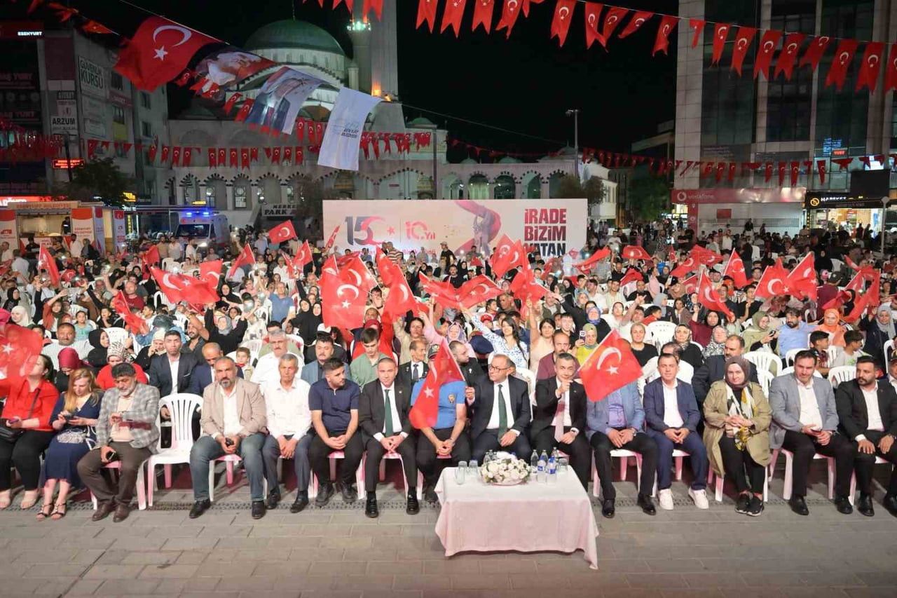 CUMHURİYET MEYDANI’NDA PROGRAM DÜZENLENDİ