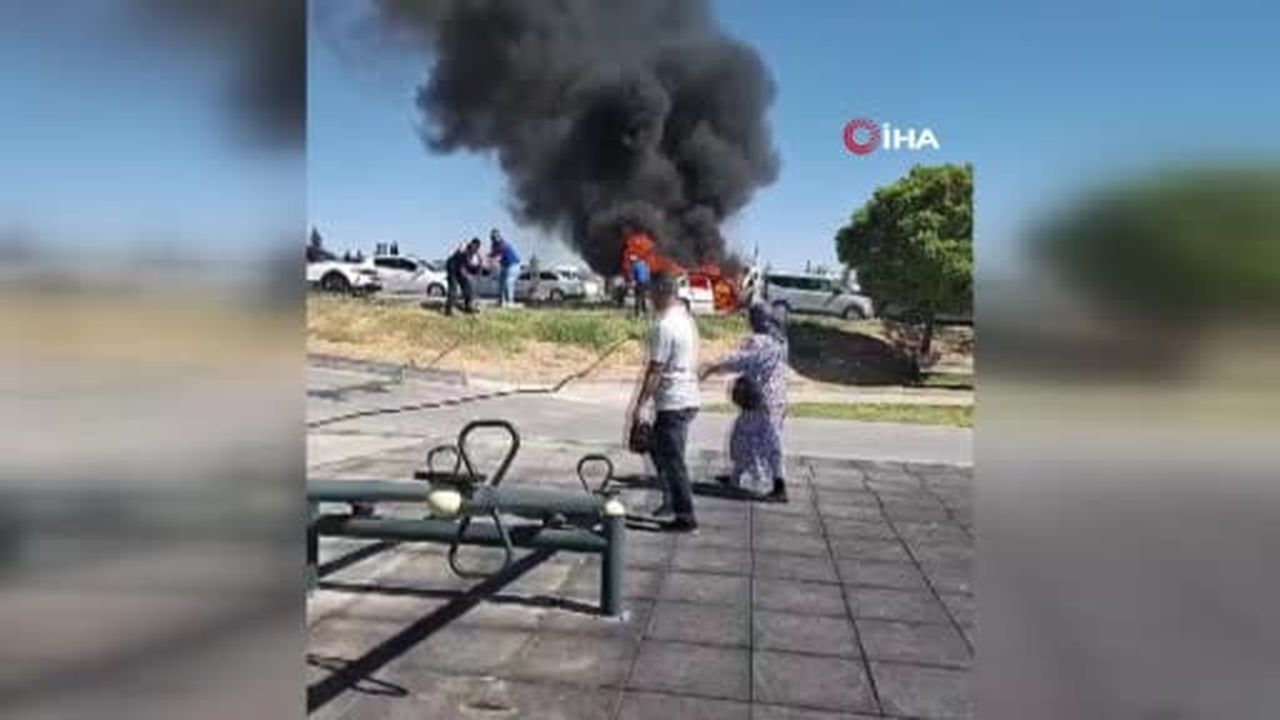 Hastane otoparkında yanan araç alev topuna döndü