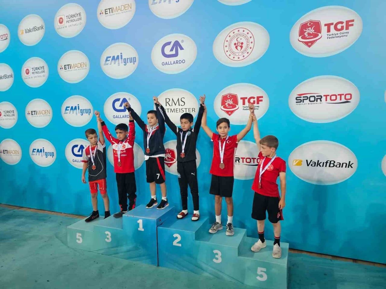 ANKARA'DA DÜZENLENEN U9 VE U10 GREKOROMEN TÜRKİYE ŞAMPİYONASI'NDA MÜCADELE EDEN AYDIN GENÇLİK SPOR...