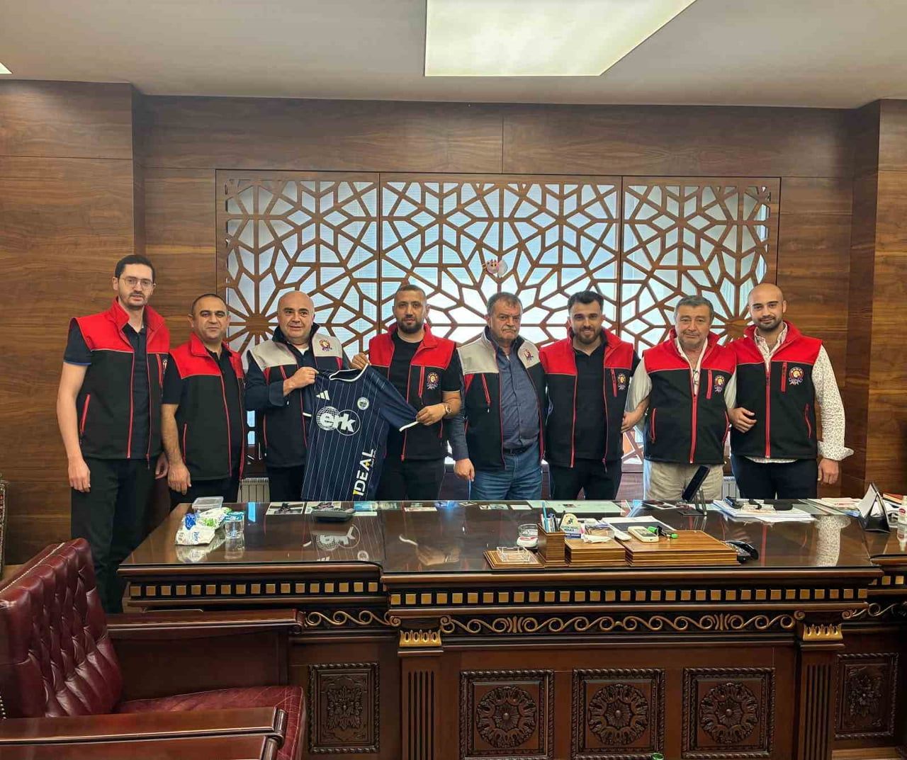 KAYSERİ’NİN KÖKLÜ MARKALARINDAN ŞAHİN SUCUKLARI, ERCİYES38 FK’YA SPONSOR OLDU. SPONSORLUK...