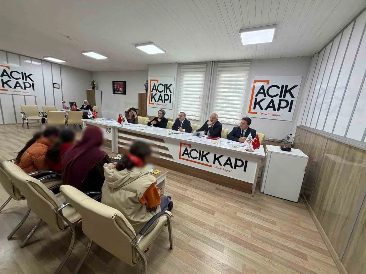 KARS VALİSİ ZİYA POLAT VATANDAŞLARIN TALEPLERİNİ DİNLEDİ(KARS-İHA)