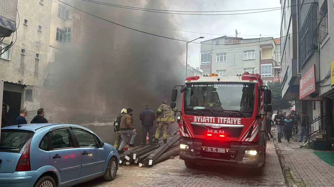 İSTANBUL BAHÇELİEVLER’DE BİR İNŞAATIN TEMELİNDEKİ İZOLASYON MALZEMELERİNİN ALEV ALMASIYLA ÇIKAN...