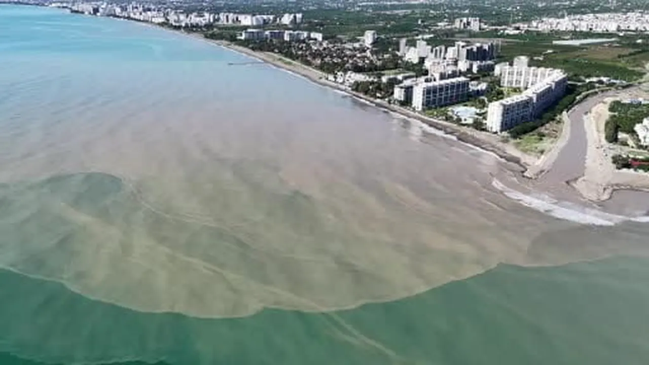 Derelerden akan sular Akdeniz'i kahverengiye çevirdi