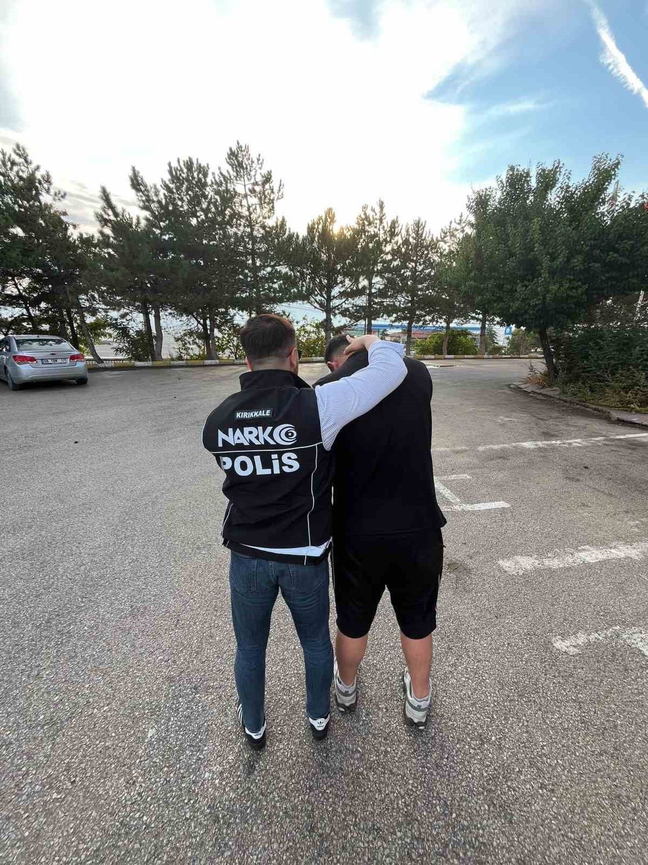 KIRIKKALE'DE POLİS EKİPLERİNCE DÜZENLENEN UYUŞTURUCU OPERASYONUNDA GÖZALTINA ALINAN BİR ŞÜPHELİ...