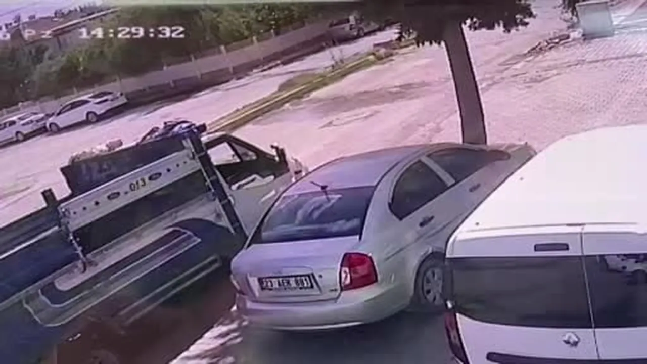 Elazığ’da otomobile çarpan bisikletteki 3 çocuk yaralandı: Kaza anı kamerada