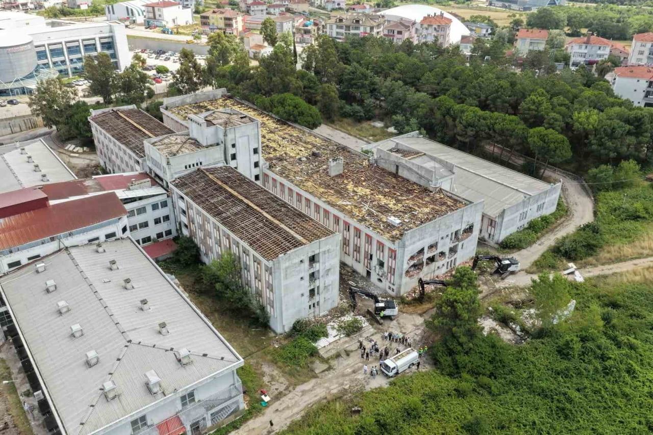 17 HAZİRAN 2019 TARİHİNDE BOŞALTILAN BİNA İÇİN BAŞLATILAN YIKIM ÇALIŞMALARINI YERİNDE İNCELEYEN...