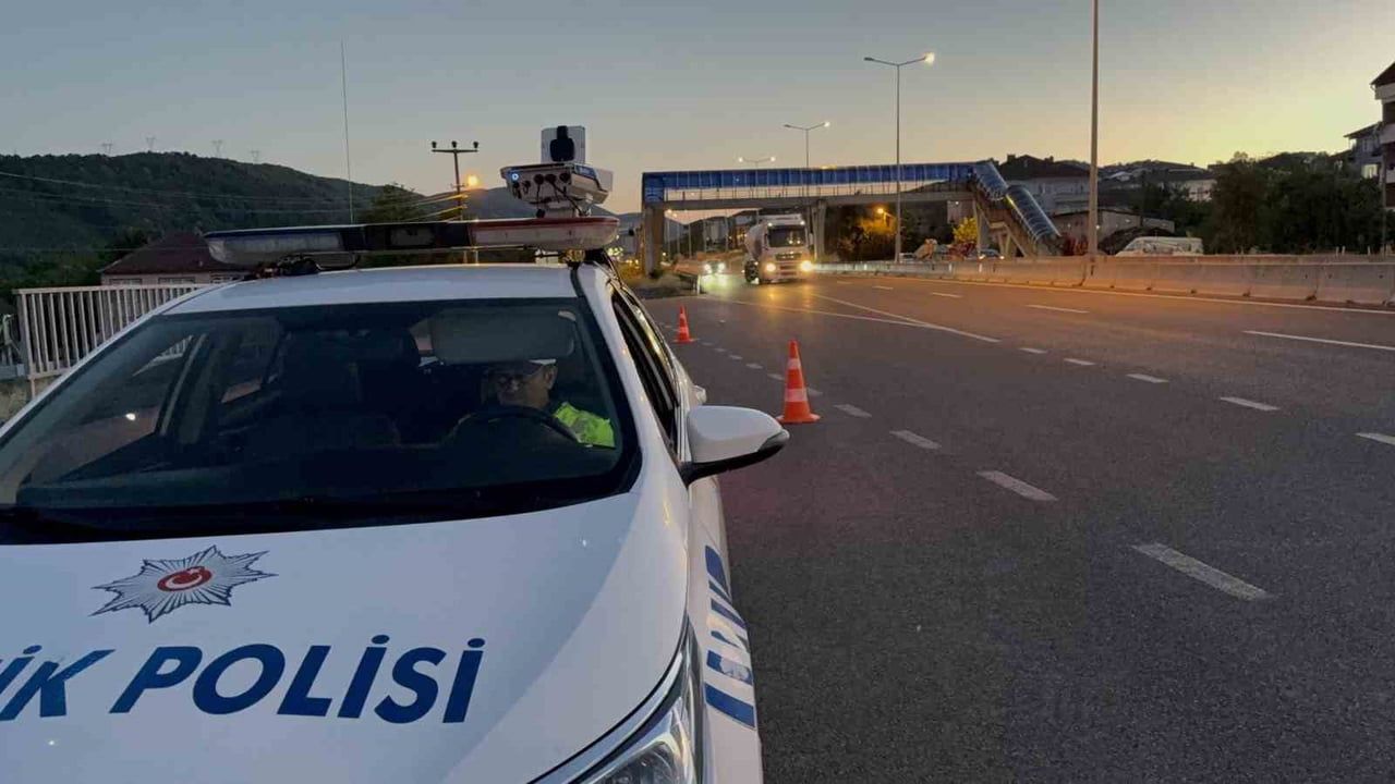DÜZCE'DE TRAFİK DENETİMİ YAPAN POLİS VE JANDARMA EKİPLERİ, KURALLARA RİAYET ETMEYEN SÜRÜCÜLERE...