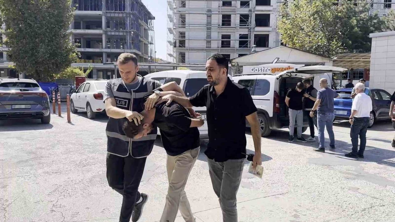 BURSA’NIN İNEGÖL İLÇESİNDE POLİS KILIĞINDA YAŞLI KADINI DOLANDIRAN 2 ŞÜPHELİ TUTUKLANDI